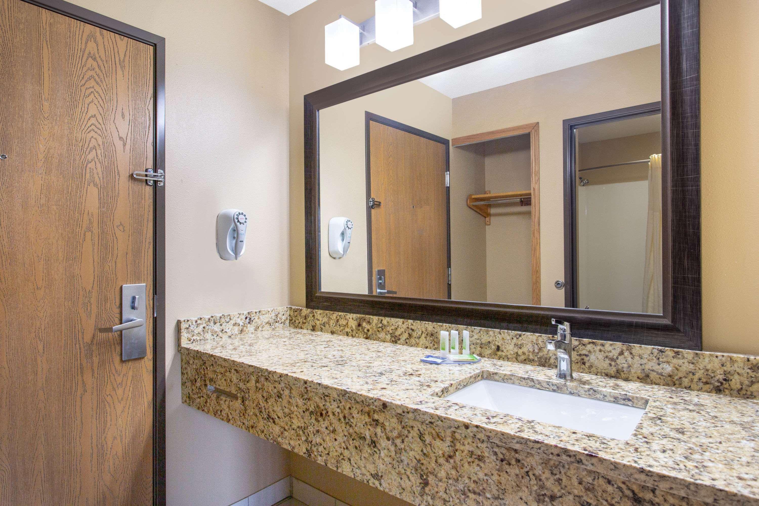 Americinn By Wyndham Boscobel Bagian luar foto